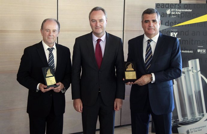 Fabra con los presidentes de Suavinex (izq) y de Baleària, finalistas premio EY.