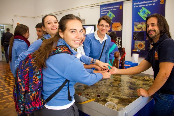 Los alumnos de un colegio visitan la exposición 'Coral'