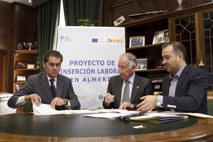 Amat firma el convenio para prácticas de desempleados en Berja