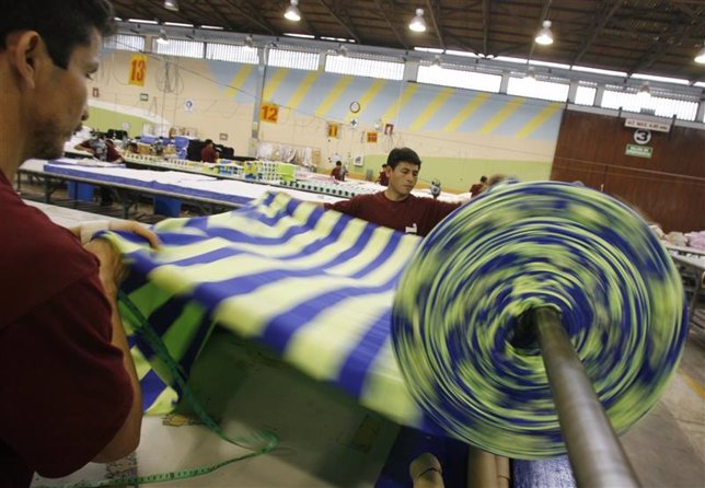 Un grupo de empleados textiles en una fábrica en Limam 