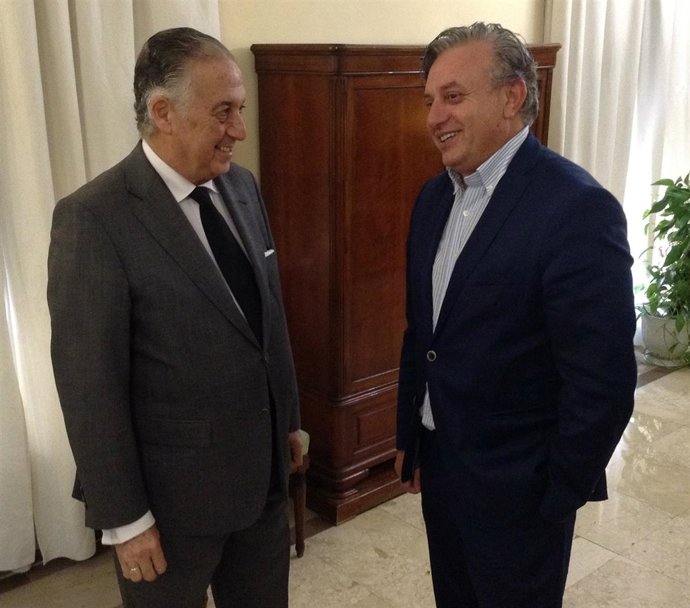 El director del Festival de Cine de Huelva, Pedro Castillo, y Enrique Pérez.