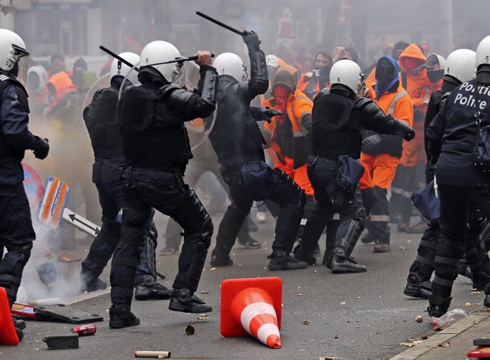 Antidisturbios actuan contra manifestantes durante una protesta en Bruselas