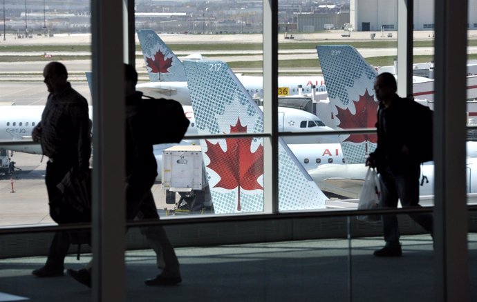 Aviones y clientes de Air Canadá.