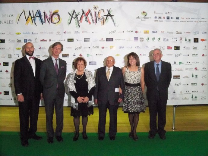Imagen de representantes de Alzheimer León con los premiados