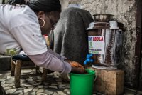 Luchando contra el ébola con cubos de agua y jabón