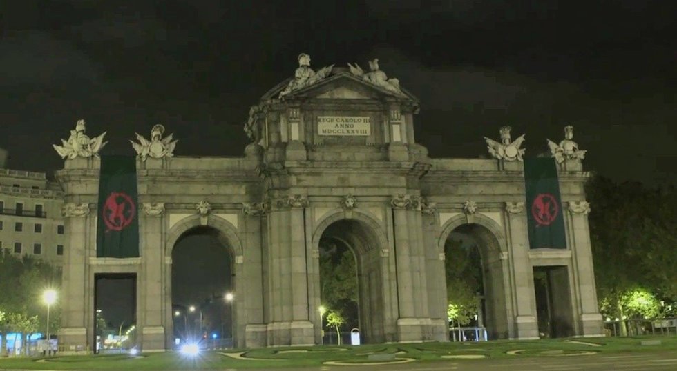 Banderas de Los juegos del hambre: Sinsajo en la Puerta de Alcalá