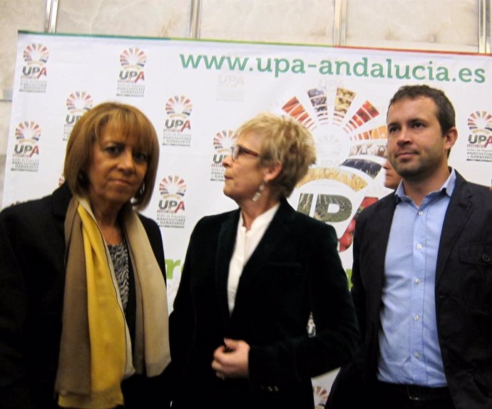 Elena Víboras, en el centro, junto a Purificación Gálvez y Julio Millán.