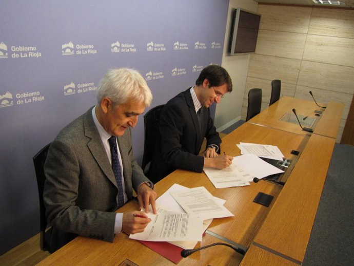 El rector de la UR  y el consejero de Educación Capellán firman convenios