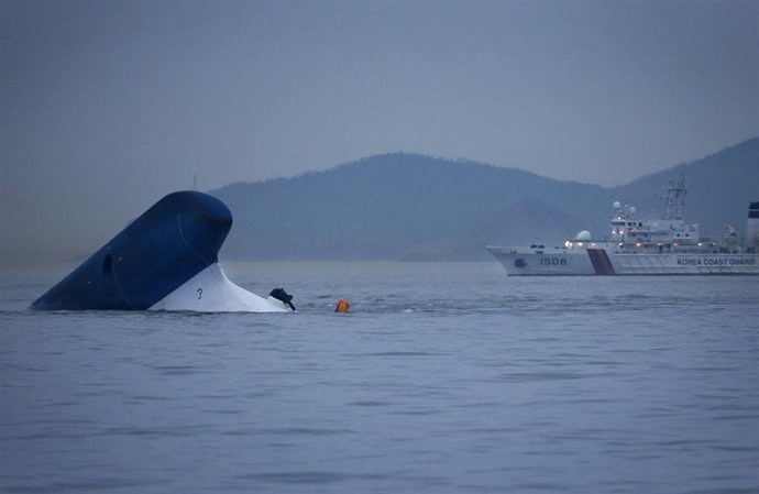 Un barco de la Guardia Costera pasa cerca del ferry surcoreano Sewol