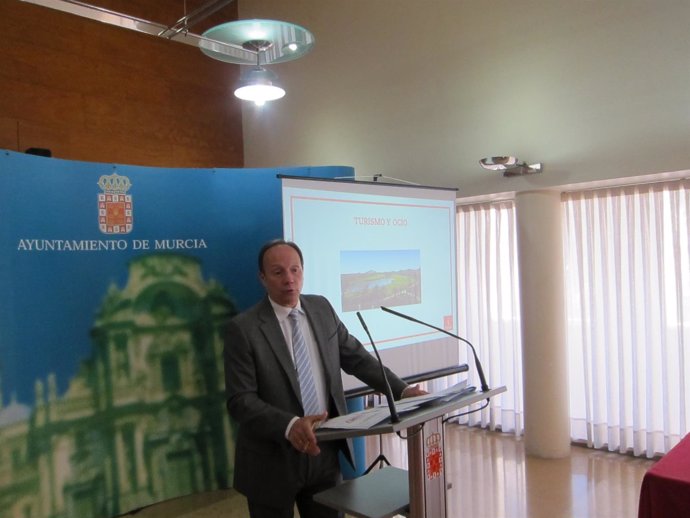 El concejal de Relaciones Institucionales, Joaquín Moya-Angeler