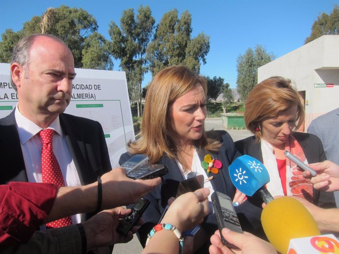 Serrano atiende a los medios en Almería durante su visita a la EDAR de El Bobar