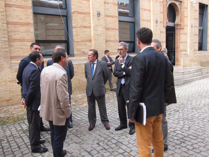 El consejero de Justicia, Emilio de Llera junto a algunos vocales del CATA