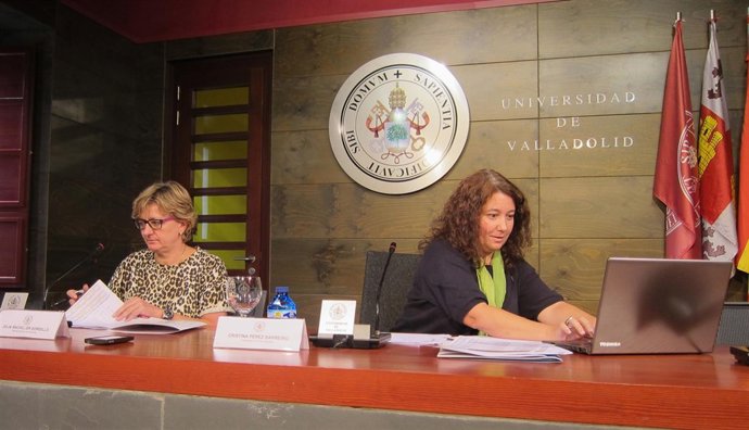 Cristina Pérez Barreiro (izq) y Julia Bachiller presentan los datos