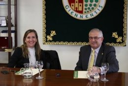 Vanessa Bernand y Manuel Parras firman el convenio UJA-Andalucía Emprende.