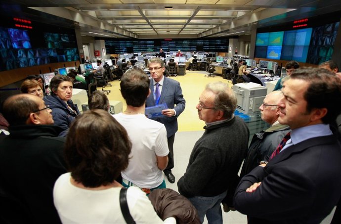 El consejero acompaña a unos visitantes en las instalaciones de Metro