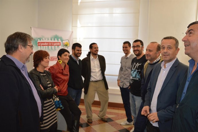 Castro junto a concejales y alcaldes de iu