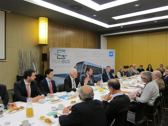 Eloy Suárez (PP) presenta el TanBus a colectivos sociales y profesionales