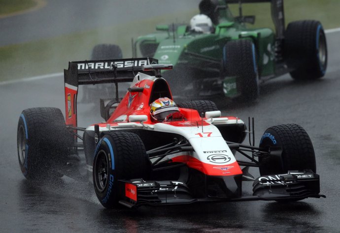 Jules Bianchi (Marussia) por delante de un Caterham