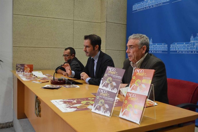 Criado (centro) interviene en la presentación de Expomiel