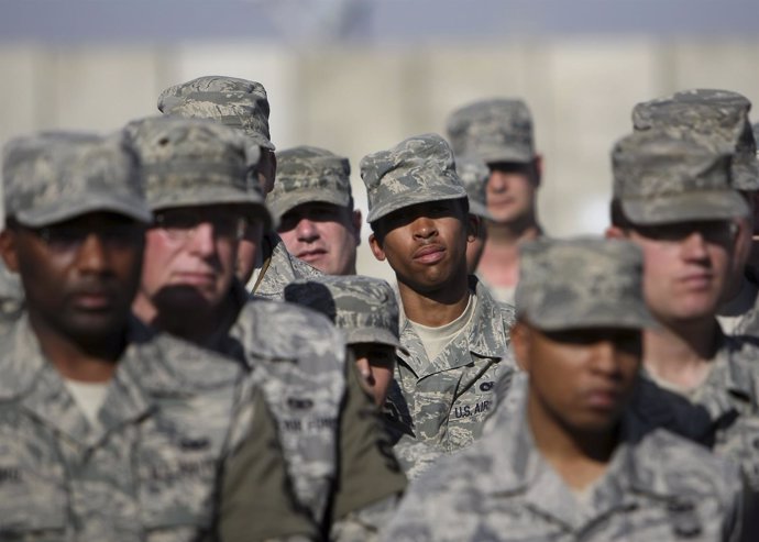 Soldados blancos y negros escuchan al Secretario de Defensa de EEUU