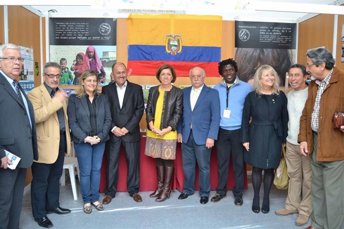 Botella (centro) en la inauguración de la feria