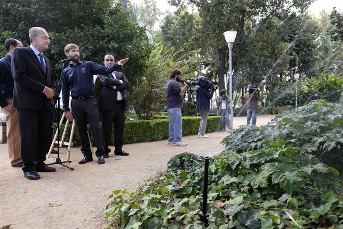 Alcalde de Málaga De la Torre con nuevo sistema de riego de Sosteco en el Parque