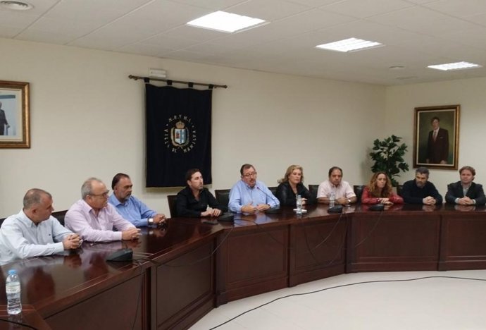 Diego Urieta y Emilio López Berenguer con otros concejales Manilva