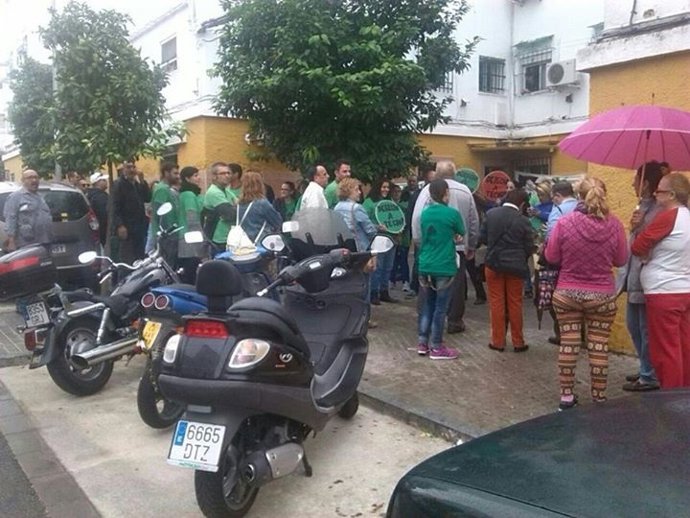 Concentración frente a la vivienda.