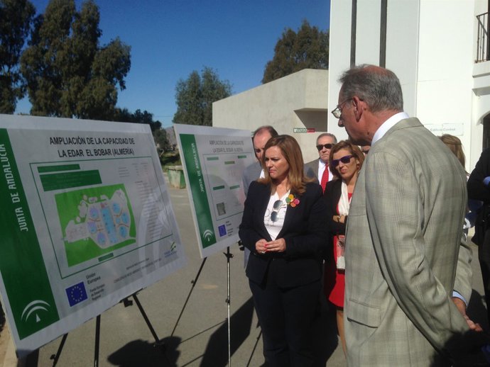 Serrano recibe indicaciones de la obra en la EDAR de El Bobar