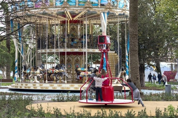El nuevo carrusel-boya de la zona infantil de la Jardines de Pereda