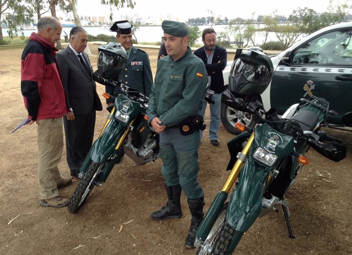 Entrega de motos al Seprona en Marismas del Odiel en Huelva.