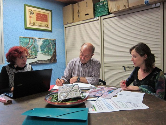 La eurodiputada Marina Albiol (derecha) con representantes vecinales de Nazaret.