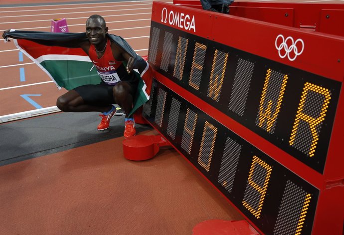 El keniata Rudisha bate el récord del mundo en los 800