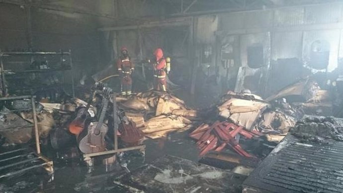 Incendio en una fábrica de guitarras en Paterna