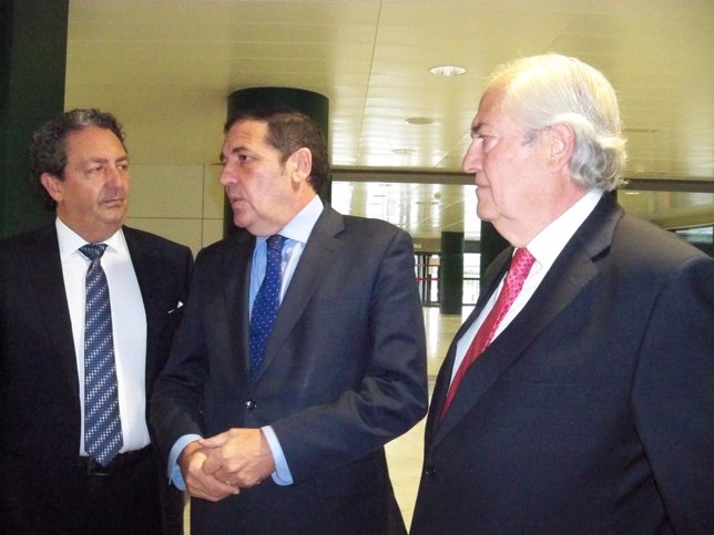 Sáez Aguado (en el centro), con Juan Luis Burón y Guillermo García