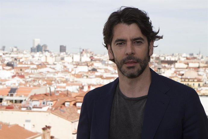 Eduardo Noriega: "Se me da bien ser padre, cambiar pañales, darle el biberón..."
