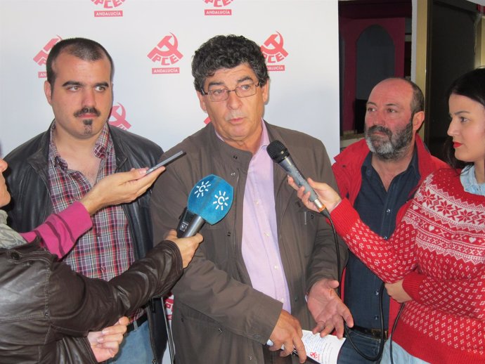 Diego Valderas, ante los periodistas en Lepe (Huelva). 