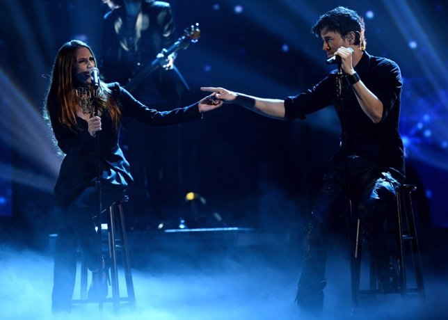   Singers India Martinez (L) And Enrique Iglesias Pe