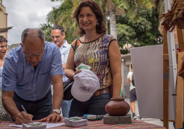 Casimiro Curbelo firma en apoyo a la miel de palma