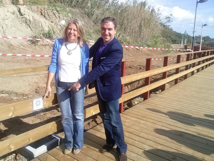 Elías Bendodo y Ángeles Muñoz senda litoral Marbella
