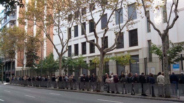 Cola para votar en la escuela Els Llorers de Barcelona en el 9N