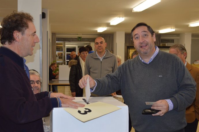 El conseller Josep Maria Pelegrí (UDC) vota en el 9N