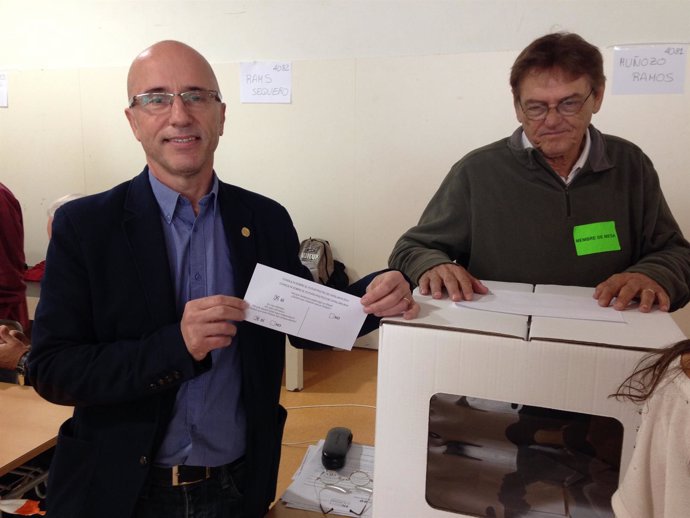 El alcalde de Arenys de Munt, Joan Rabasseda, vota el 9N