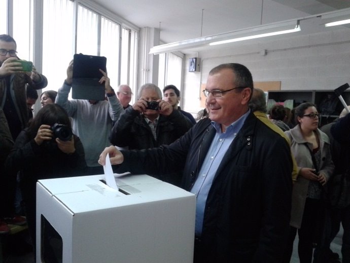 El alcalde de Reus, Carles Pellicer, vota en el 9N