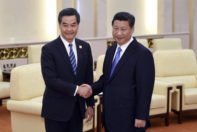 El presidente chino, Xi Jinping, y el gobernador de Hong Kong, Leung Chun Ying