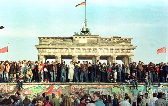 Alemanes del oeste, en lo alto del Muro frente a la puerta de Brandeburgo