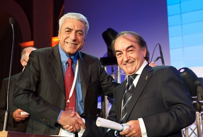 Miguel Á. Carbajo (izda), junto al presidente honorario de la IFSQ