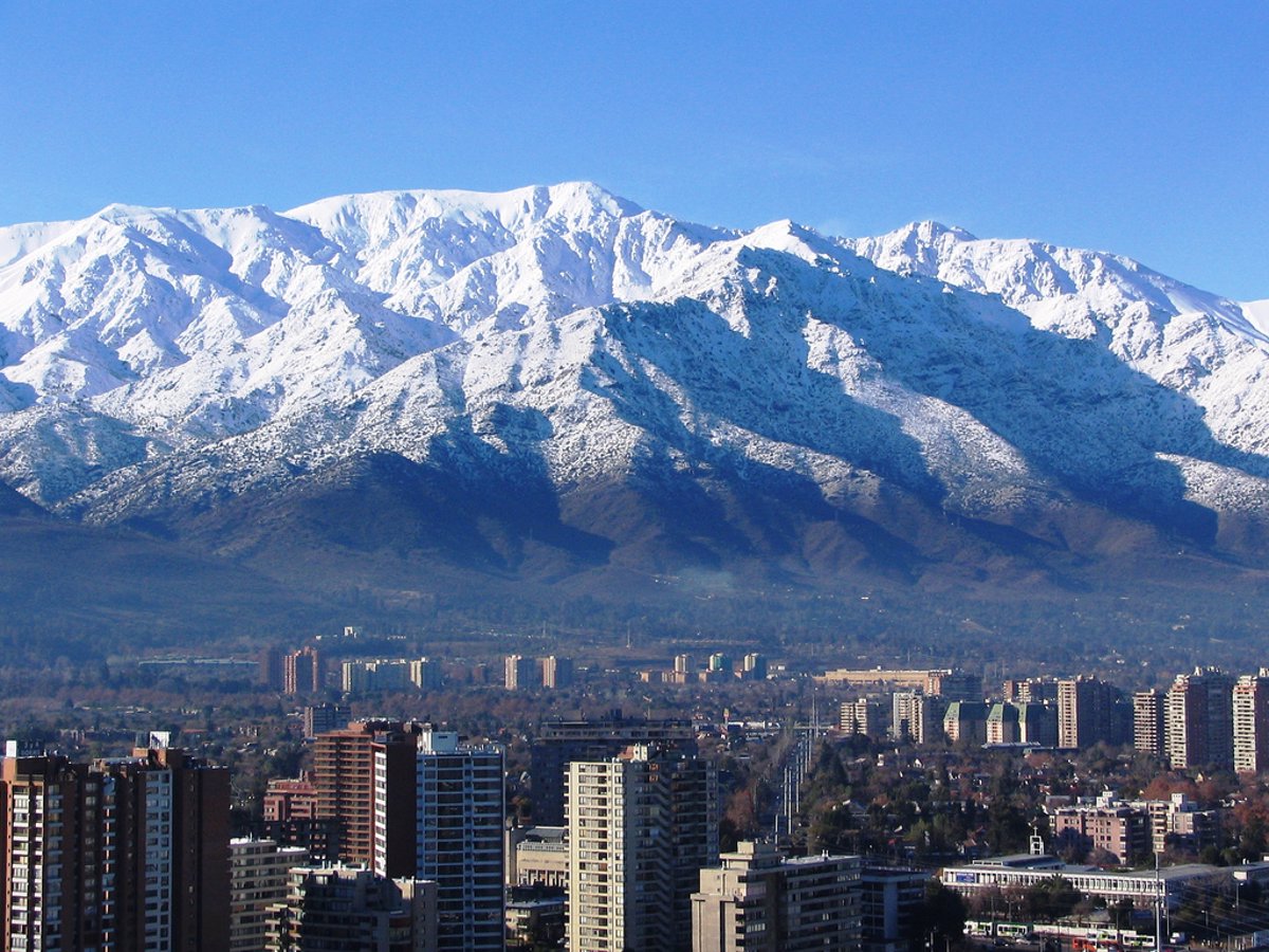 Chile Donde Los Andes Arropan A Un Pueblo Cercano