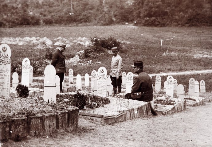 Foto de archivo: oficiales franceses visitan cementerio durante I Guerra Mundial