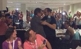 Abrazo del pte.Generalitat Artur Mas y David Fernández (CUP) el 9n